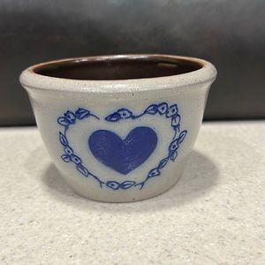 Salmon Falls Small Crock Flat Bottom Bowl/Cup Heart Pattern Date 1992. (B2)